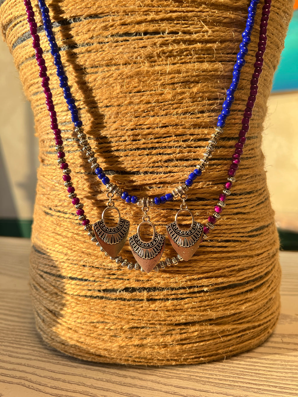 double layered beaded necklace with three silver metal J290