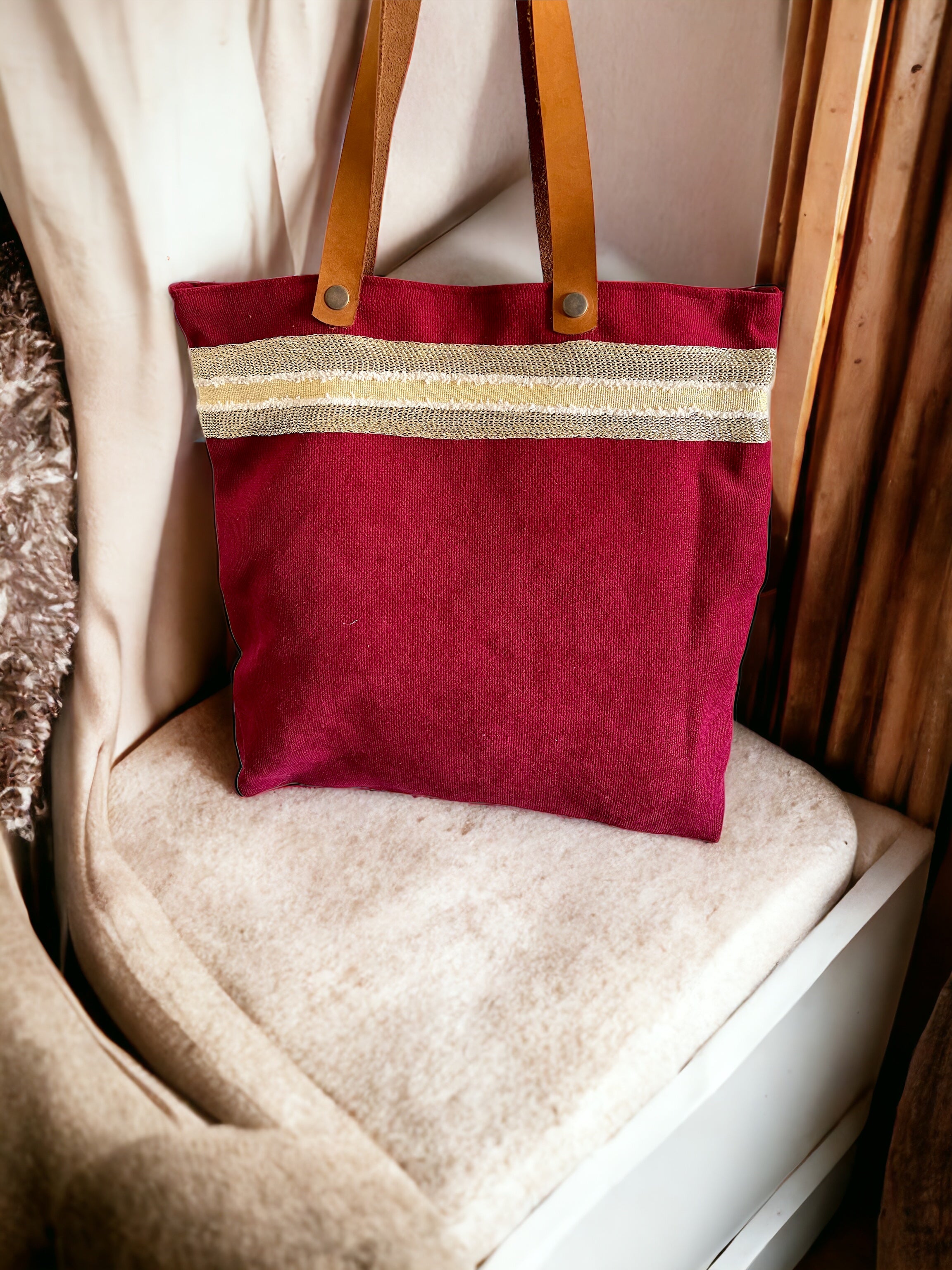 حقيبة حمراء مصنوعة يدويًا