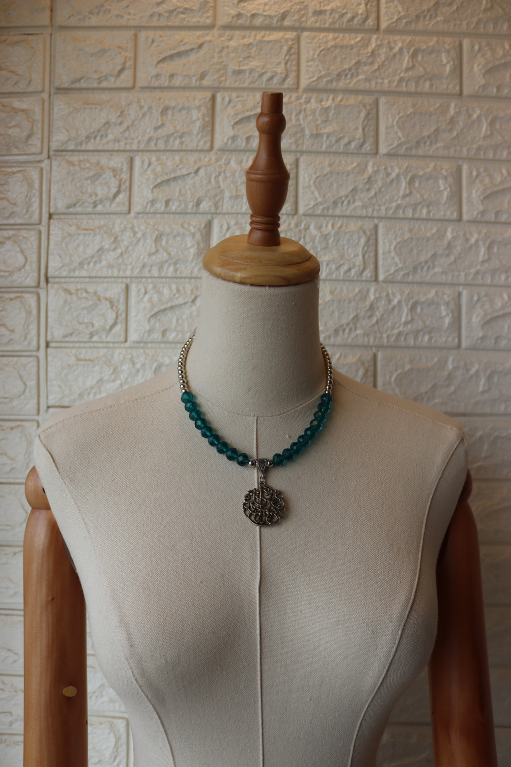 Turquoise Pendant Beaded Necklace