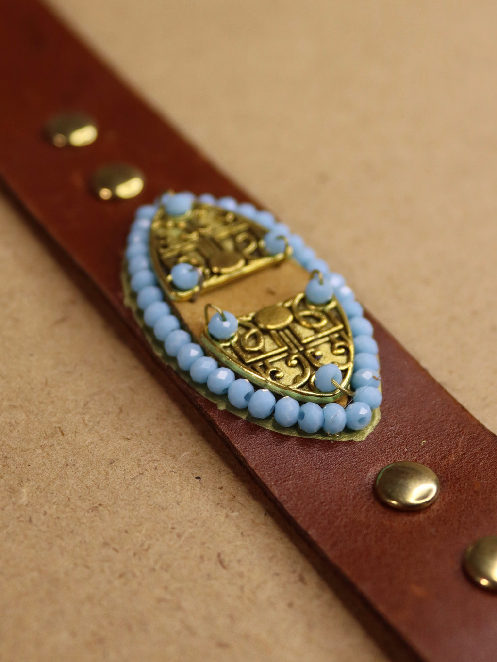 ورشة الحلى بالجلد الطبيعي Natural leather jewelry workshop