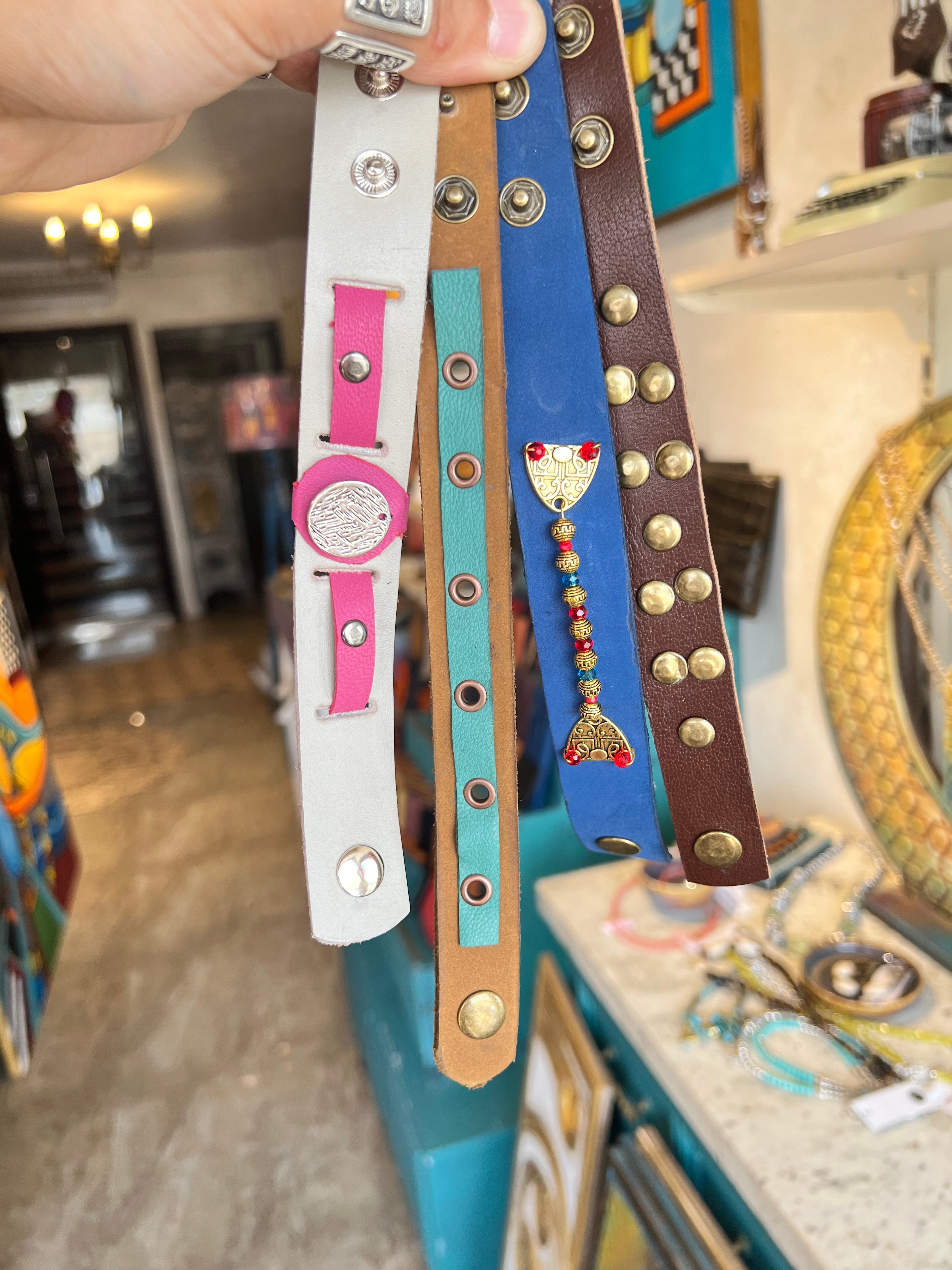 ورشة الحلى بالجلد الطبيعي Natural leather jewelry workshop