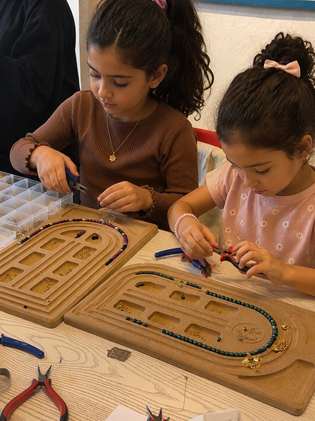 ورشة الحلى بالخرز Jewelry making workshop الاطفال من 7-11 سنة