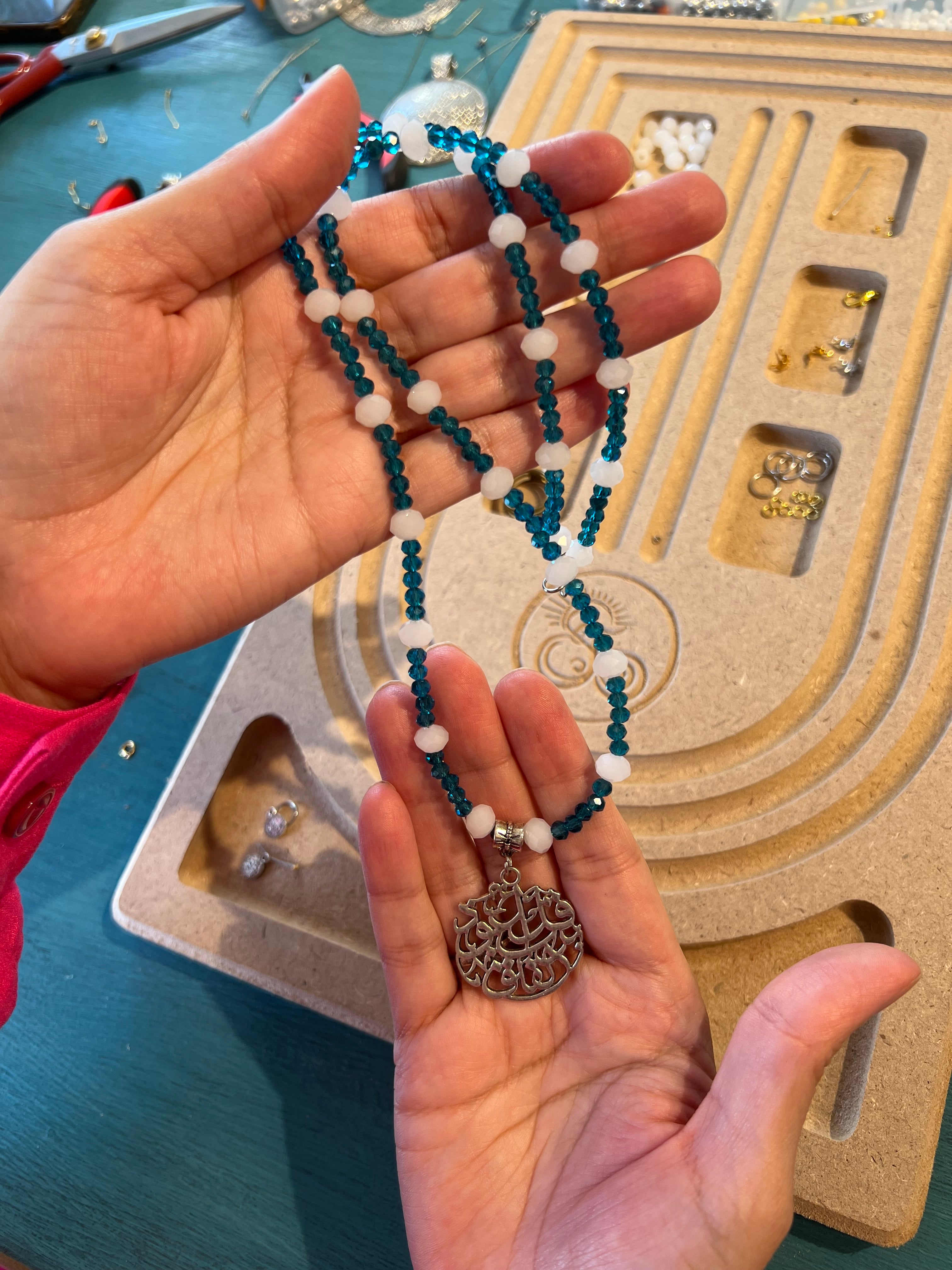 ورشة الحلى بالخرز Jewelry making workshop