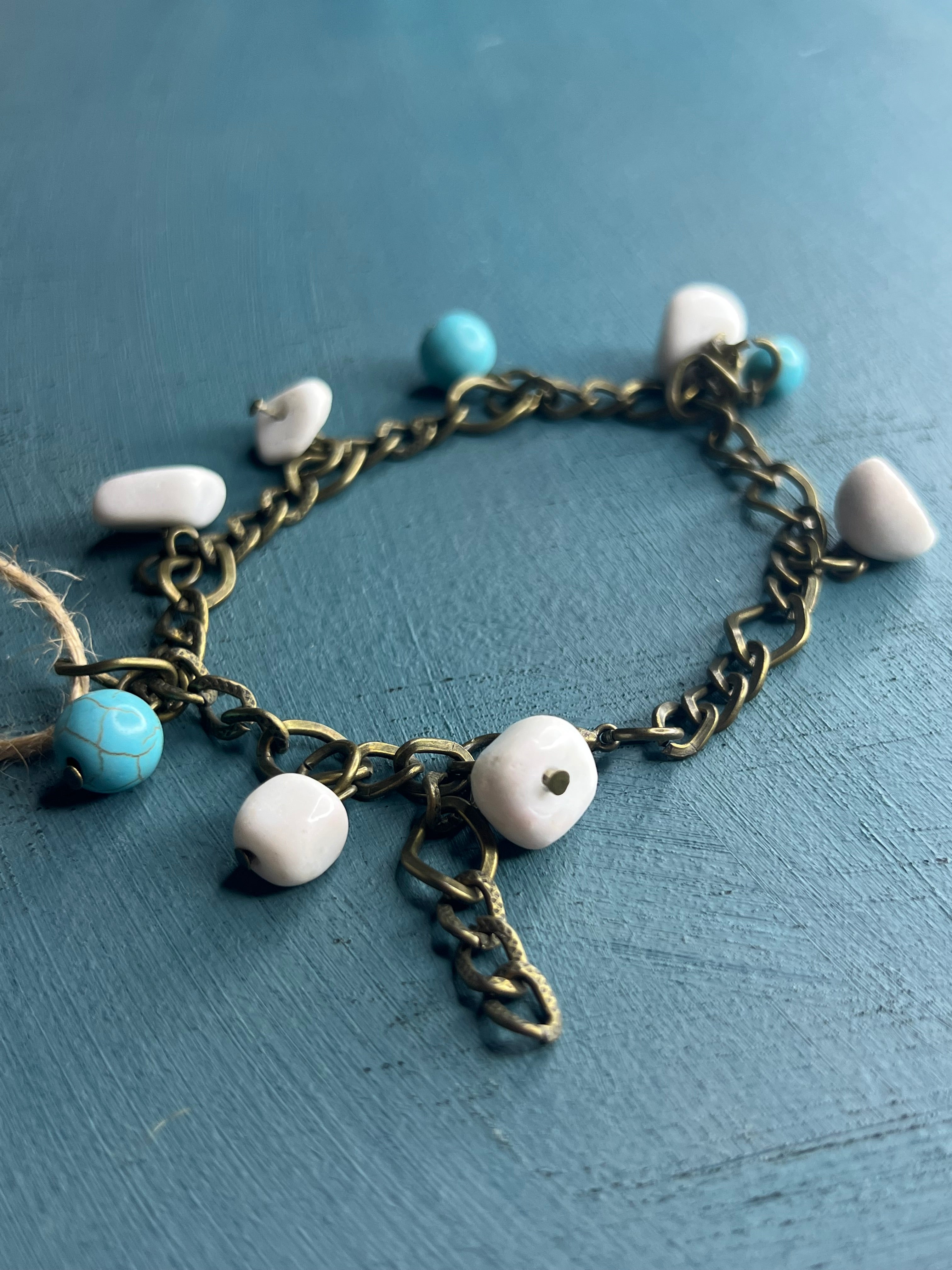 Oxidized copper turqoise x white chain bracelet