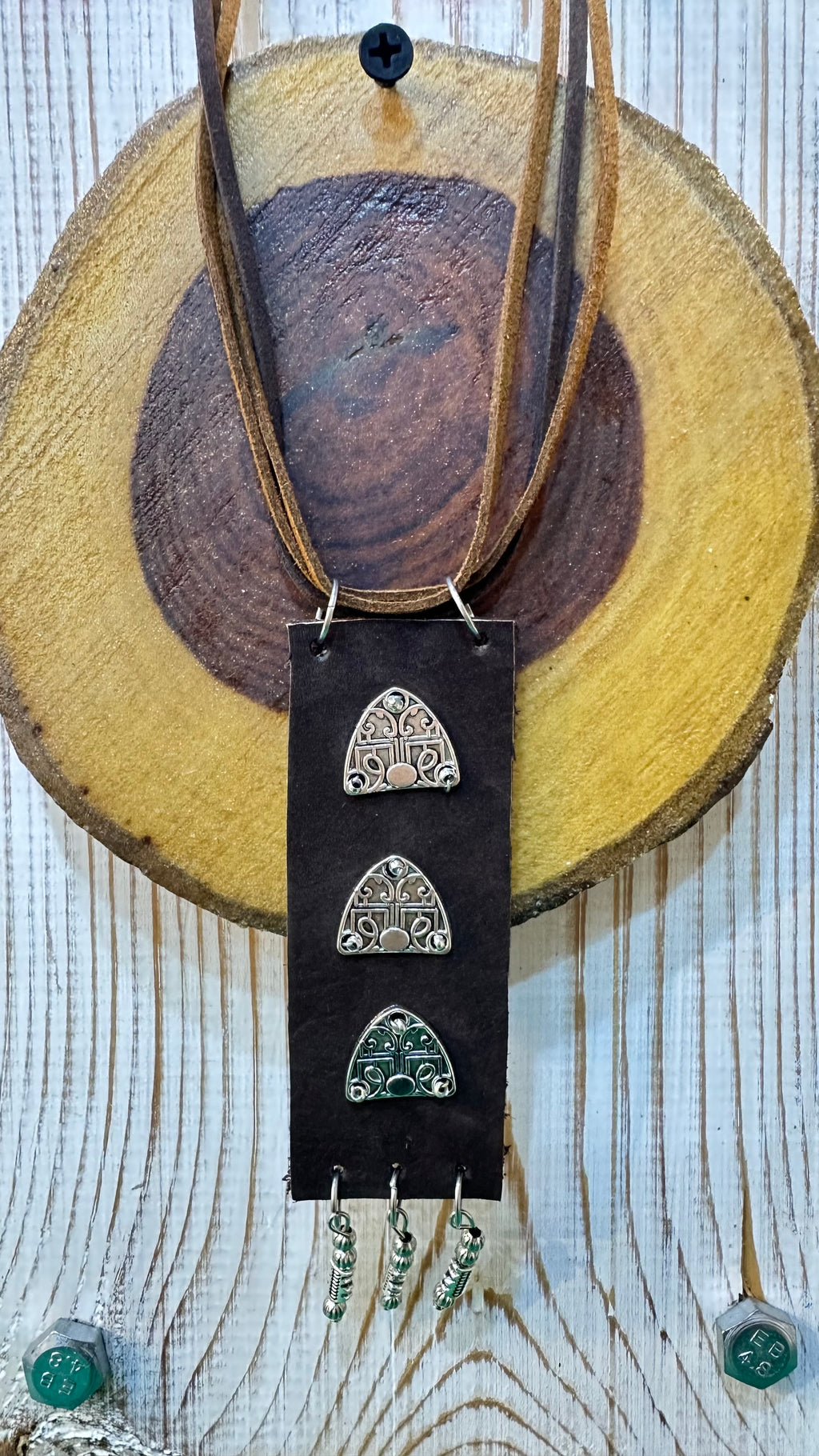 ورشة الحلى بالجلد الطبيعي Natural leather jewelry workshop