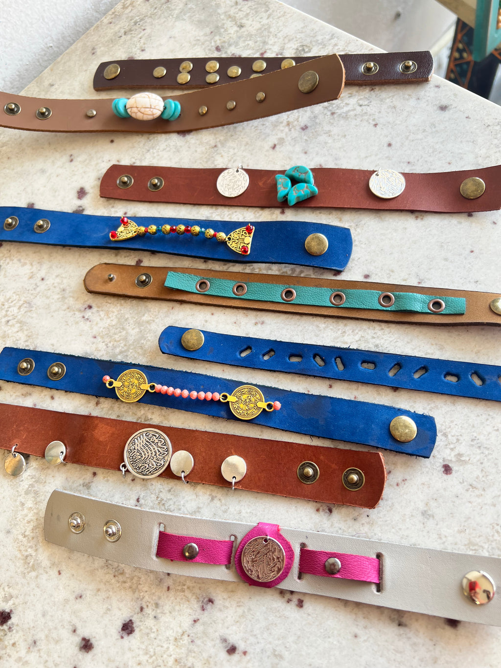 ورشة الحلى بالجلد الطبيعي Natural leather jewelry workshop