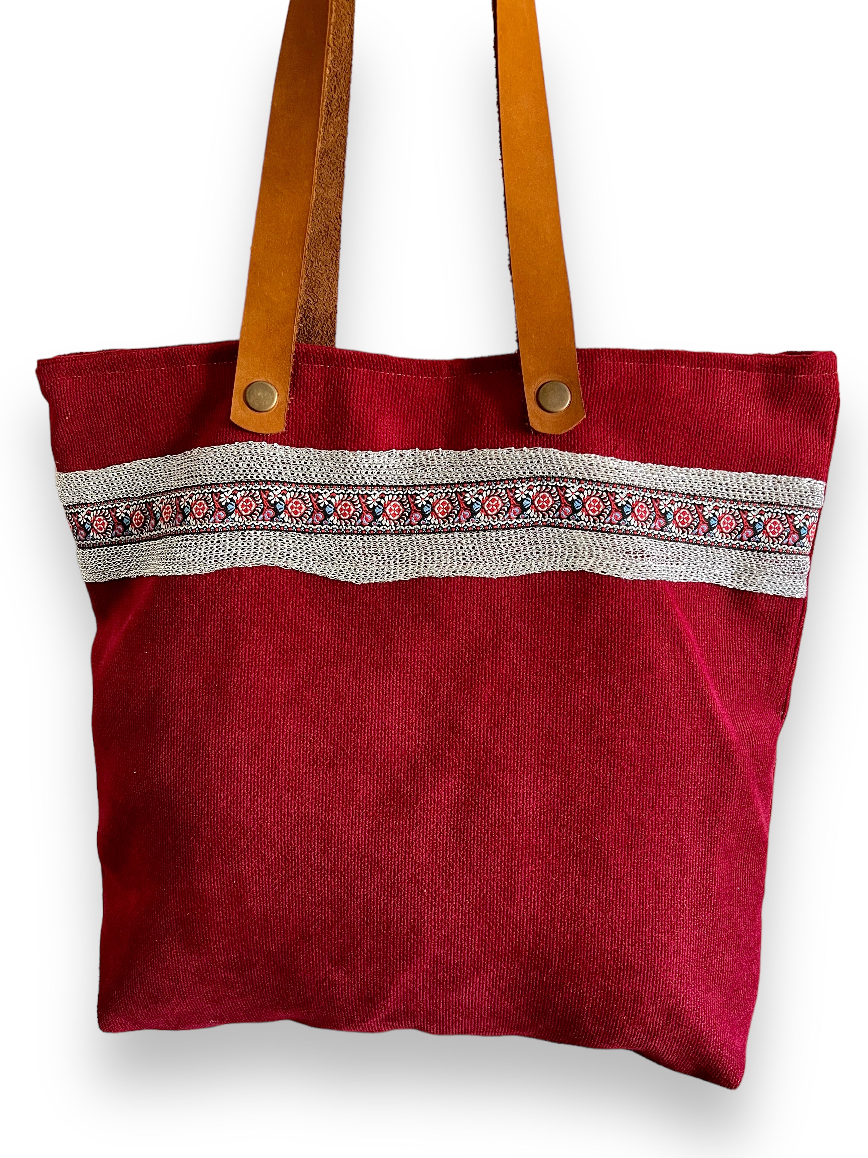 حقيبة حمراء مصنوعة يدويًا