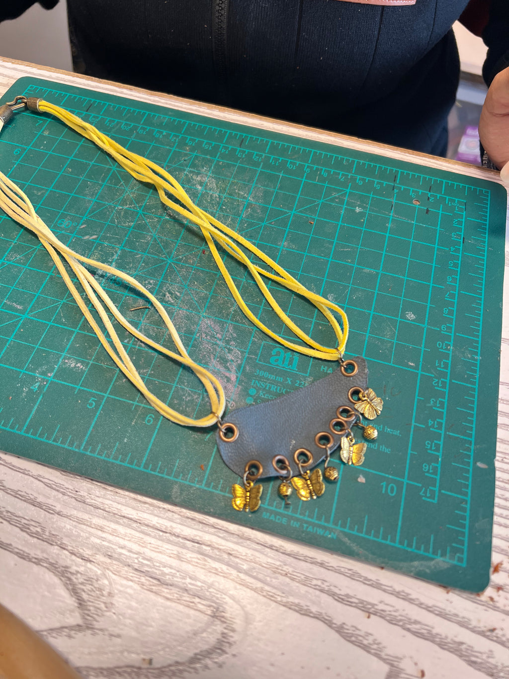 ورشة الحلى بالجلد الطبيعي Natural leather jewelry workshop
