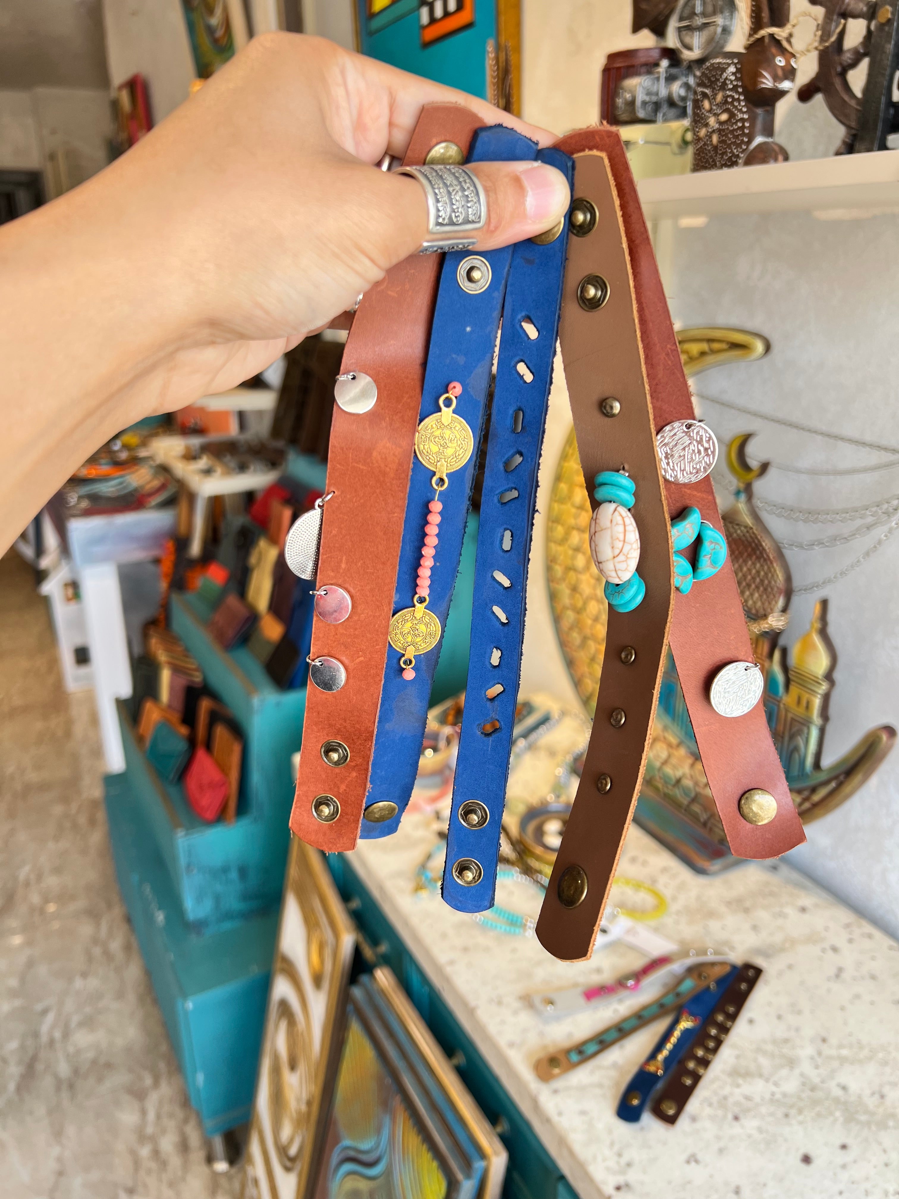 ورشة الحلى بالجلد الطبيعي Natural leather jewelry workshop