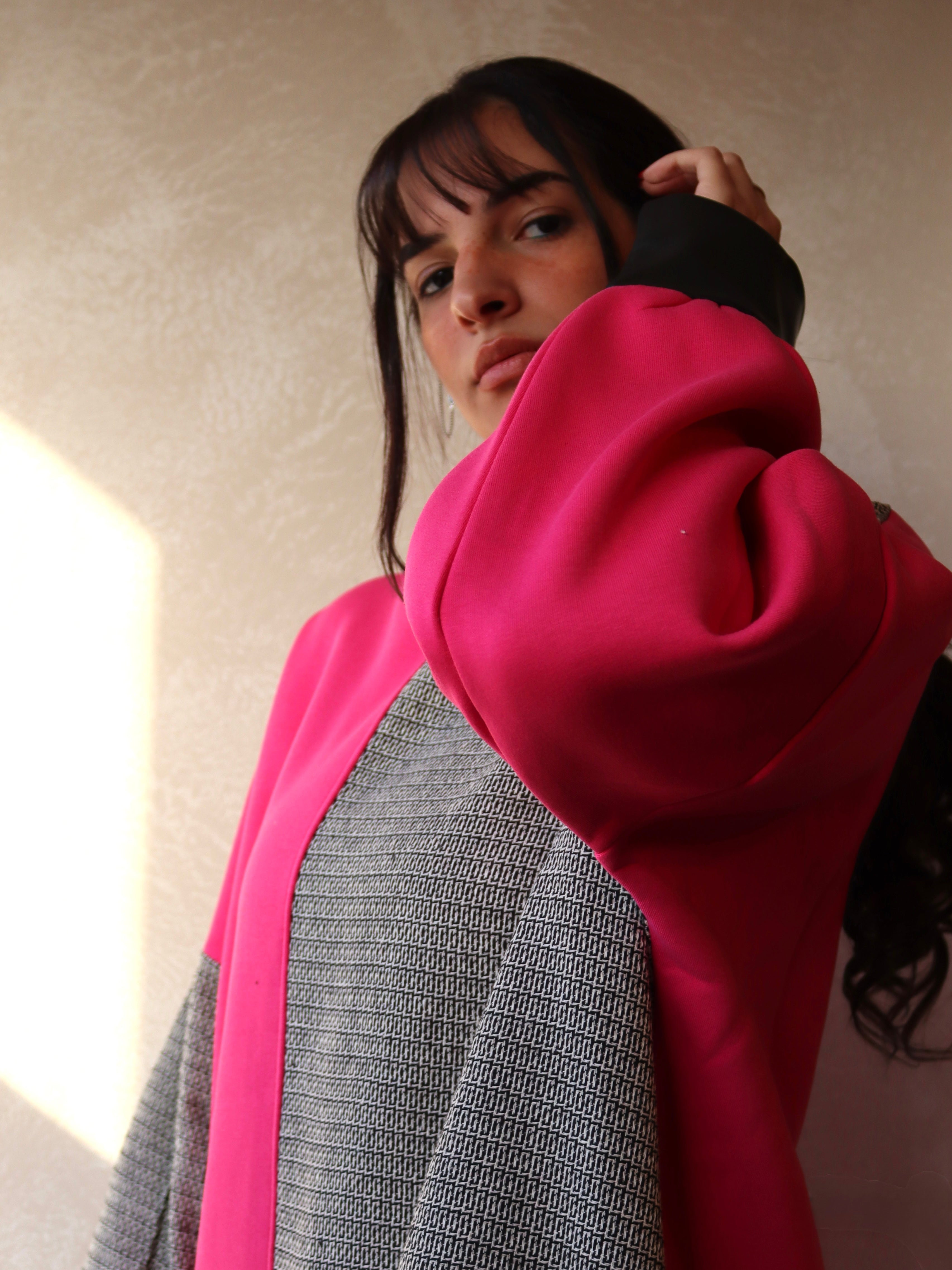 بلوزة وردية داكنة