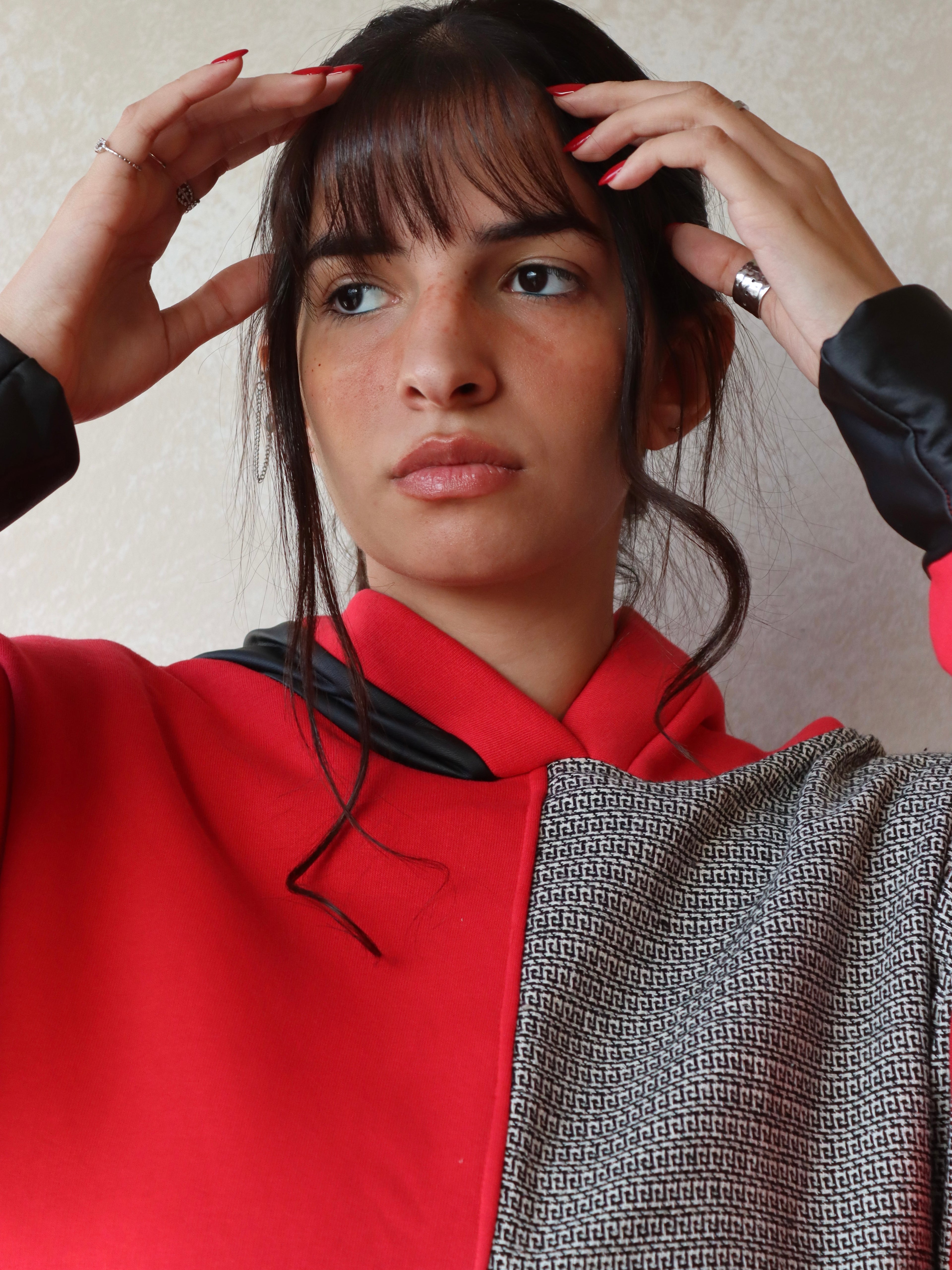 بلوزة حمراء*سوداء