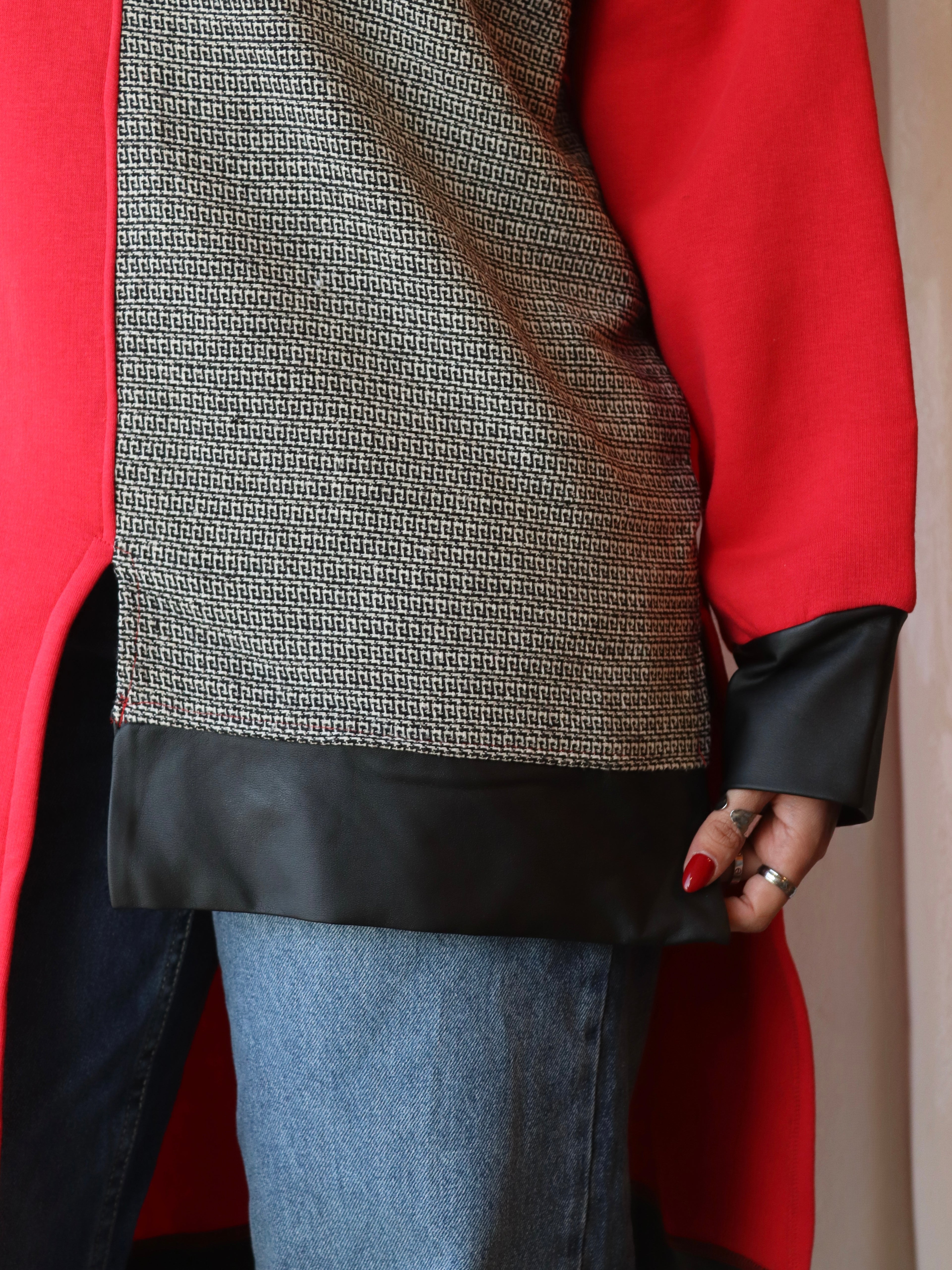 بلوزة حمراء*سوداء