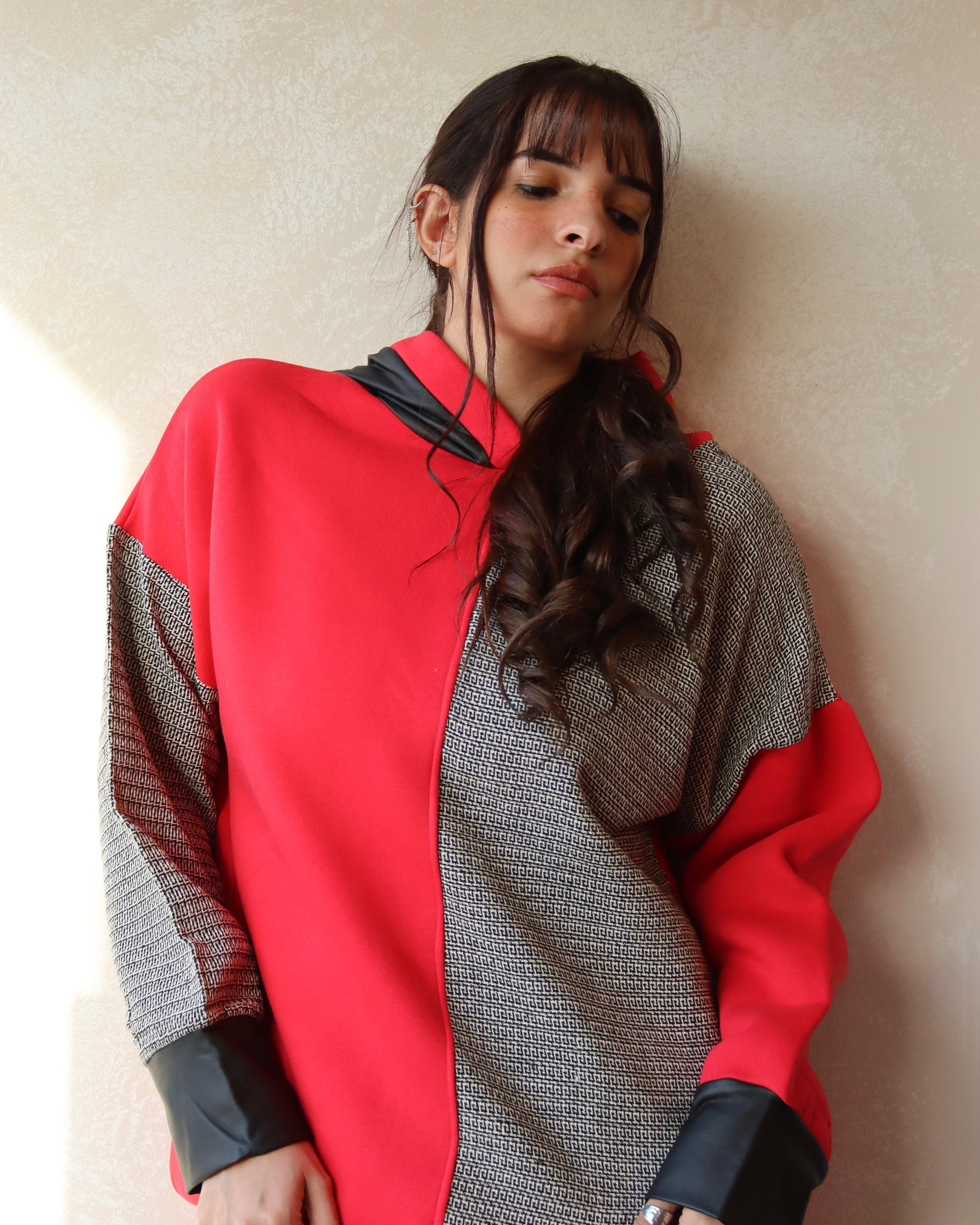 بلوزة حمراء*سوداء