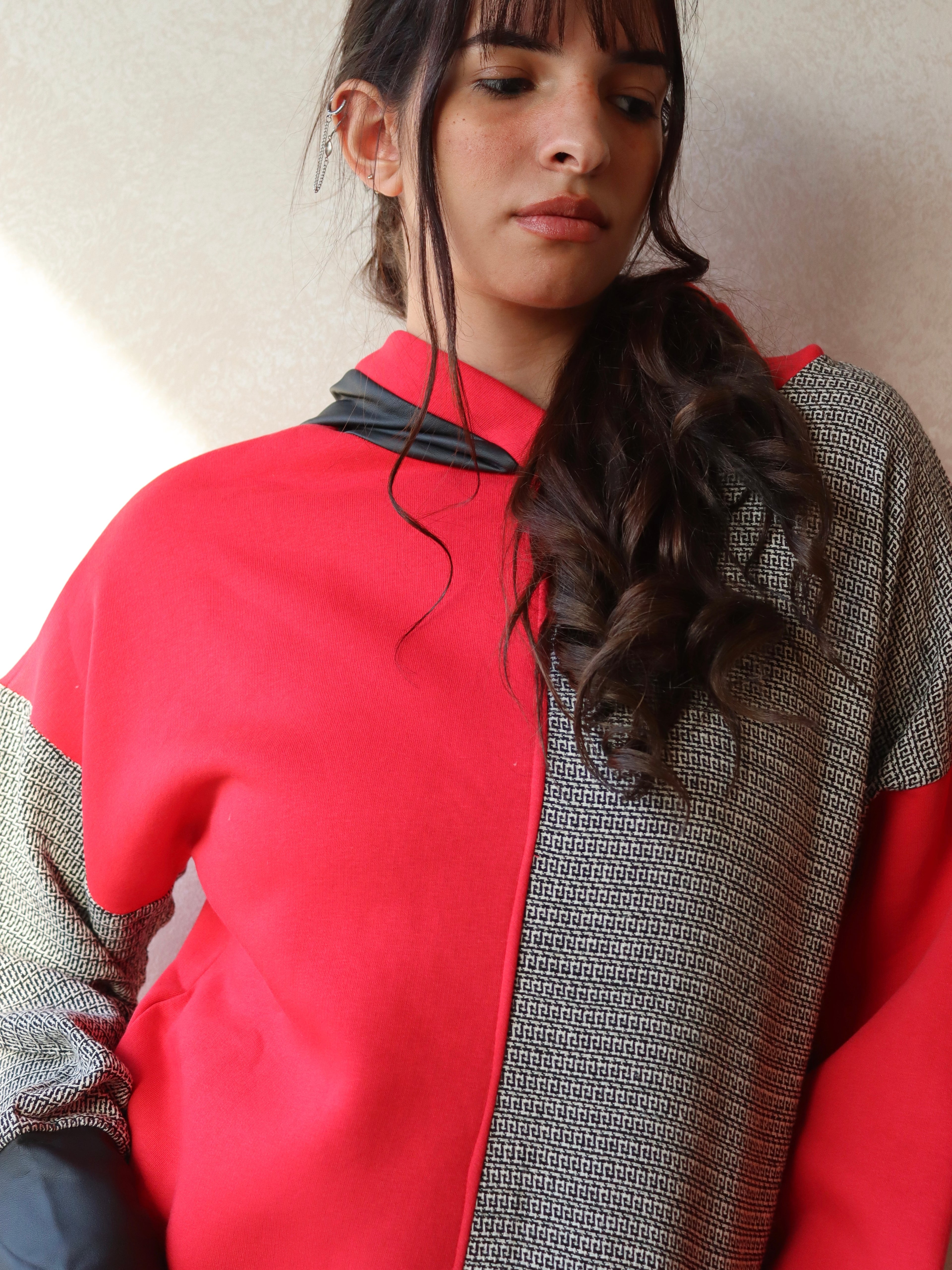 بلوزة حمراء*سوداء