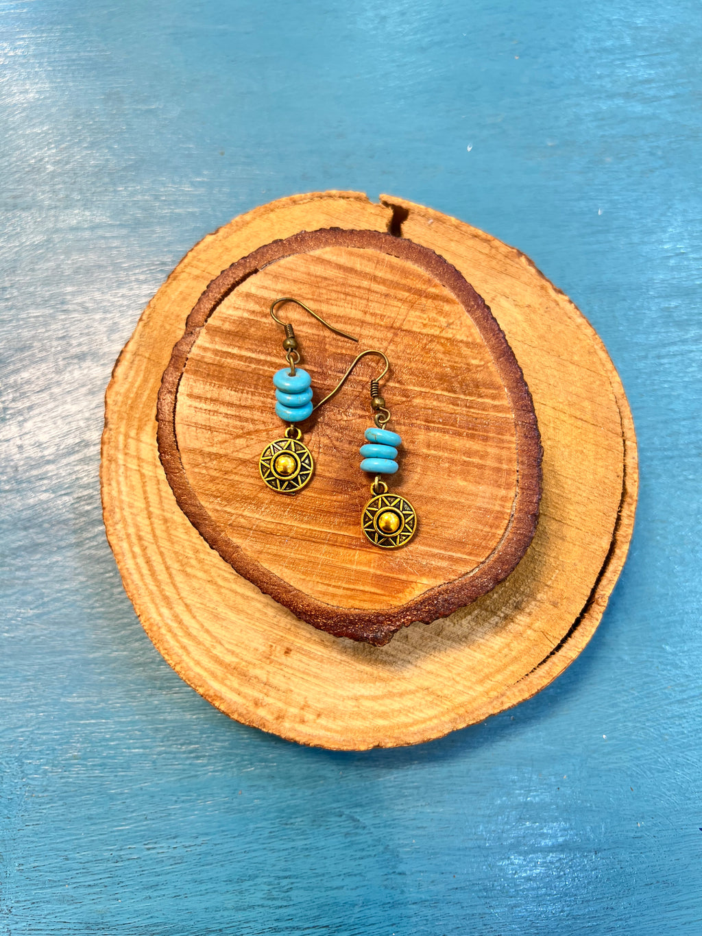 fayrouz with golden metal earrings | J225