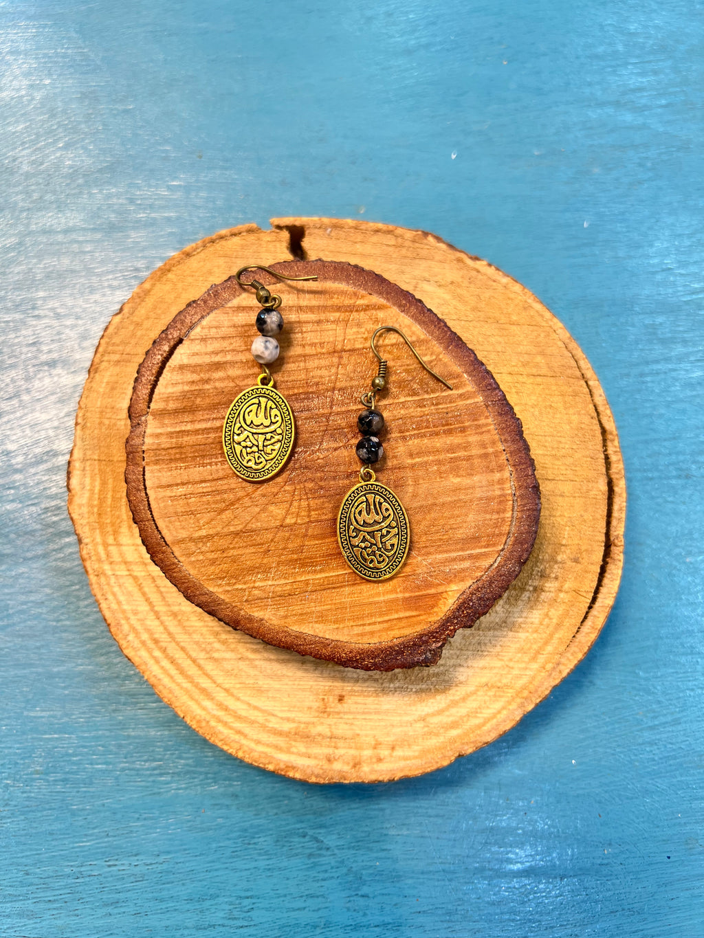 black agate with golden metal earrings | J222