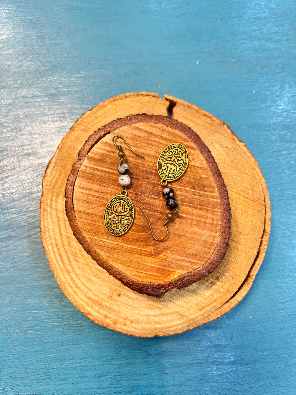 black agate with golden metal earrings | J222